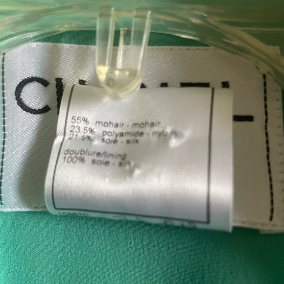 Chanel  blazer. Needs a new home 🤩🥰. I have to take more photo of size etc, - Picture 11 of 14